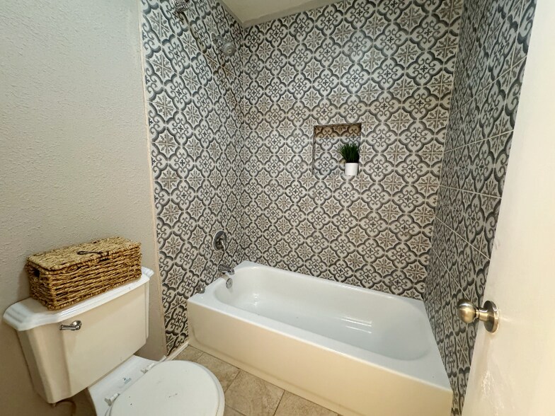 Building Photo - 8739 Glen Bluff