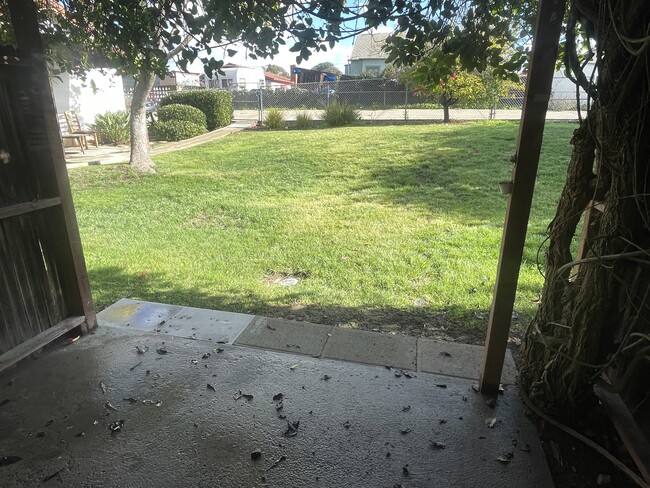 Building Photo - 2215 K Ave