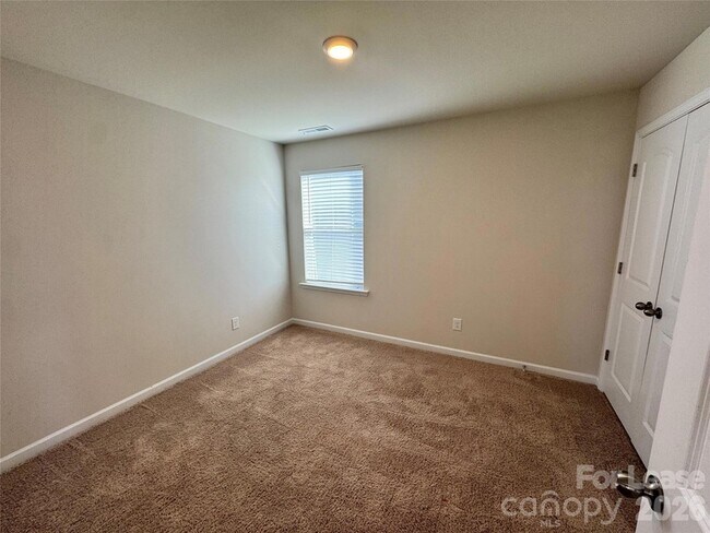 Building Photo - 2011 Weddington Pointe Dr