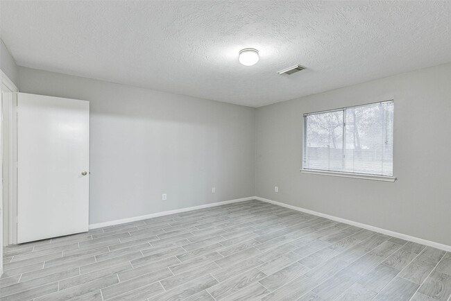 Building Photo - 7815 Barnhill Dr