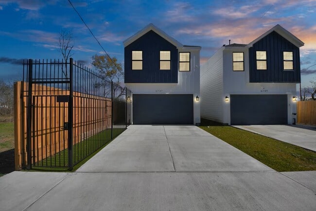 Building Photo - 6747 Peerless St