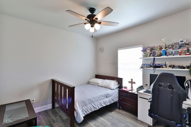 Building Photo - 4 bedroom, EXECUTIVE RENTAL!