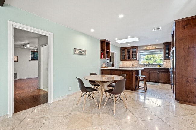 Building Photo - 1342 Skyline Dr