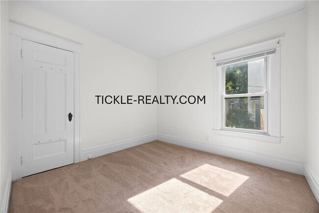 Building Photo - 15-17-17 Roosevelt St