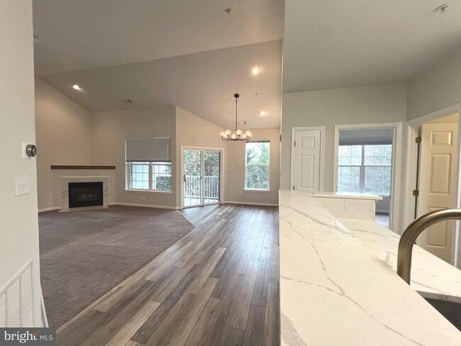 Building Photo - Gorgeous 2bd 2bth updated penthouse condo in sought after New Town community.