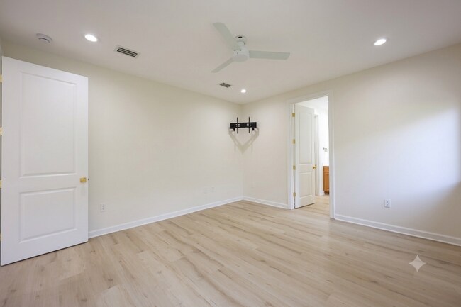 Building Photo - Church Street Village Home For Rent