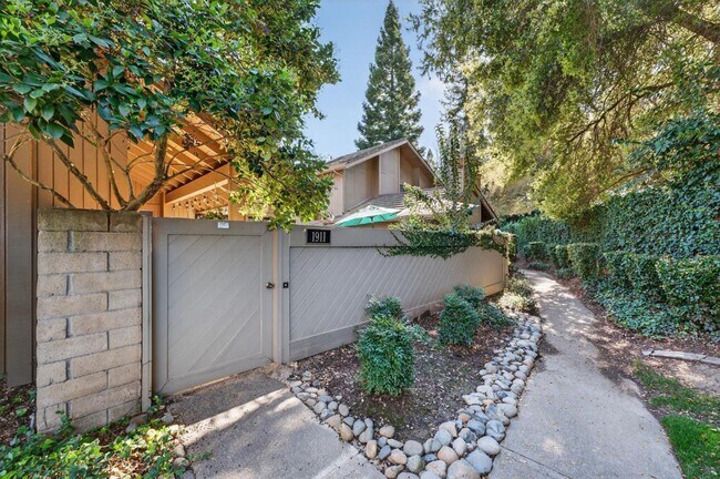 Building Photo - Gold River 2 Bedroom / Den, 2 Bathroom 1,600 Sqft. with Pool and Clubhouse For Lease.