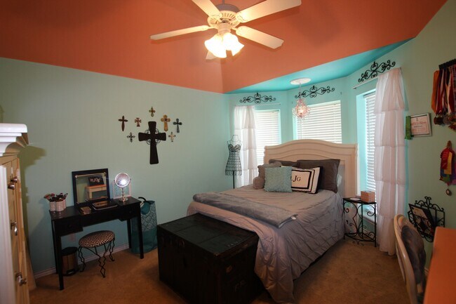 Building Photo - Lease Takeover Opportunity Available: Stun...