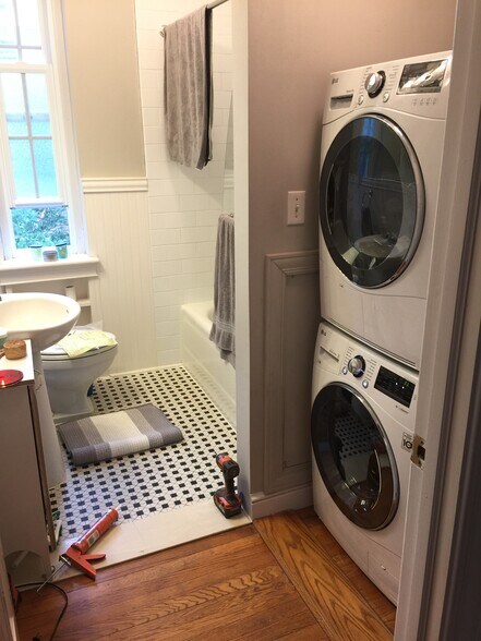 Bathroom, Washer/Dryer - 1337 E Morehead St