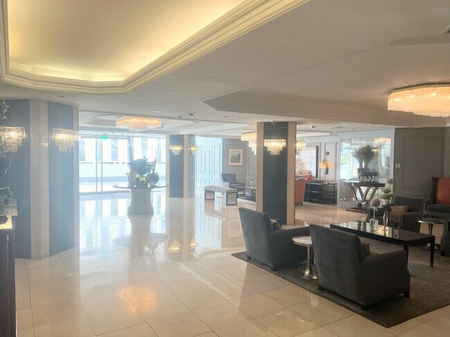 Lobby - 10660 Wilshire Blvd