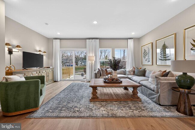 Building Photo - 44 Basswood St