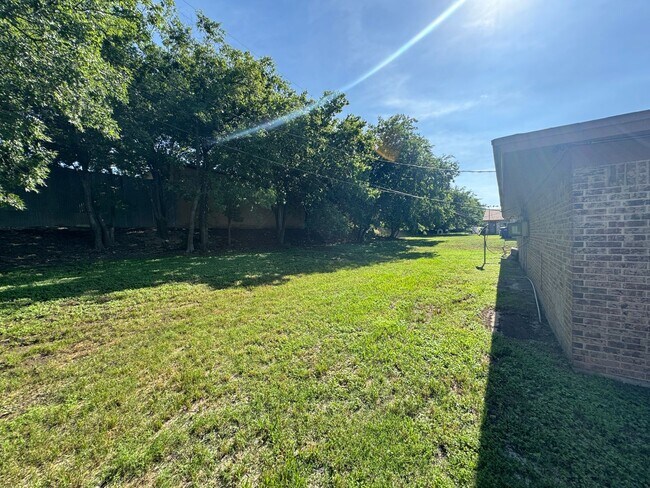 Building Photo - 503 Sunset Ln