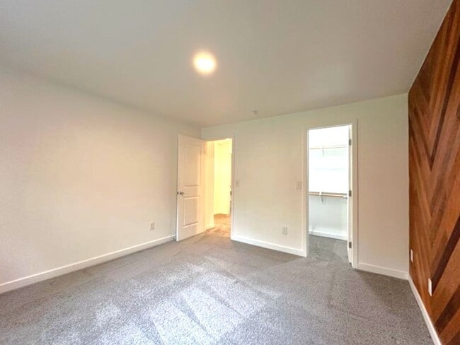 Building Photo - Gated community offering 3 bedrooms and 2....