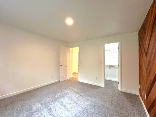 Building Photo - Welcome Home: Cozy 3BR/2BA Lake Holiday Re...