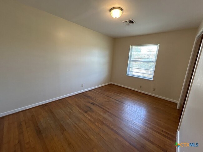 Building Photo - 310 Prather Dr