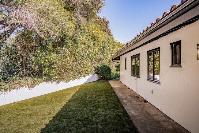 Building Photo - Leafy Montecito