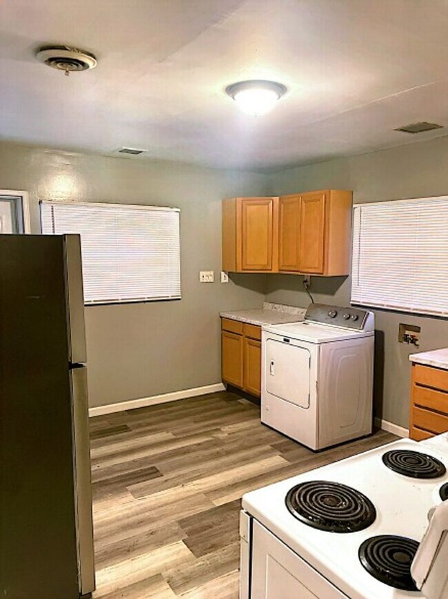 Building Photo - Available now! Great 2 bedroom with AC and detached garage!