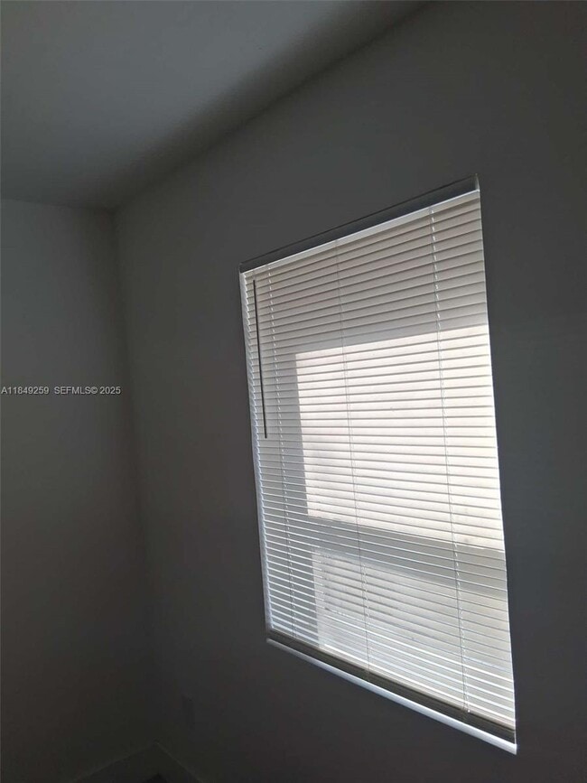 Building Photo - 400 NE 161st St