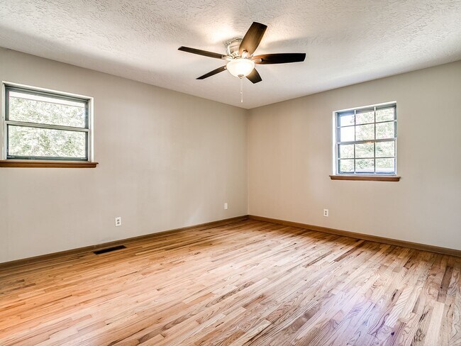 Building Photo - 908 Birch Dr