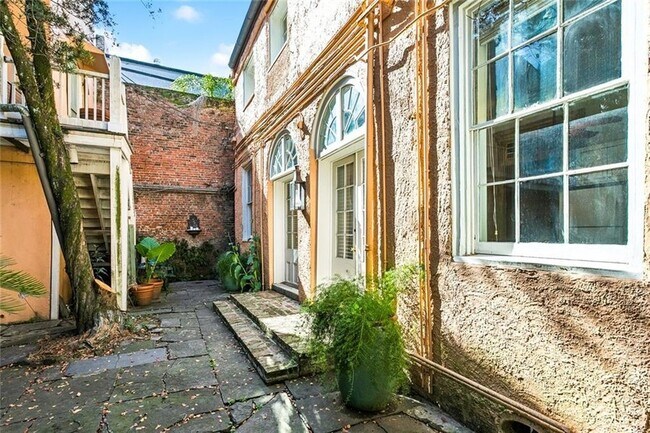 Building Photo - 1112 Royal St