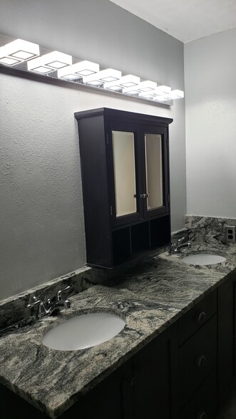 Double vanity in Master bathroom - 556 W 800 N