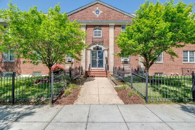 Building Photo - 1800 Shepherd St NE