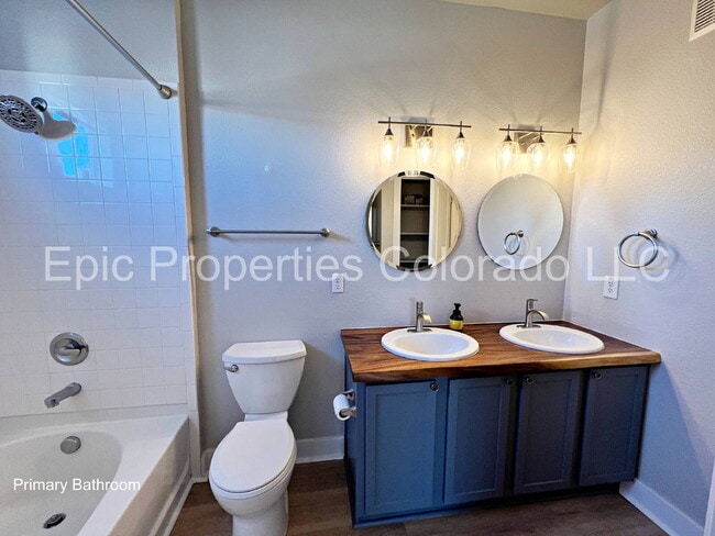 Building Photo - GORGEOUS Bright & Spacious 2 bedroom / 2 bath Modern Condo!