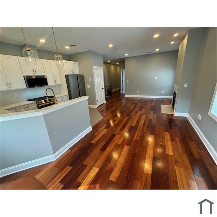 Building Photo - 260 John St