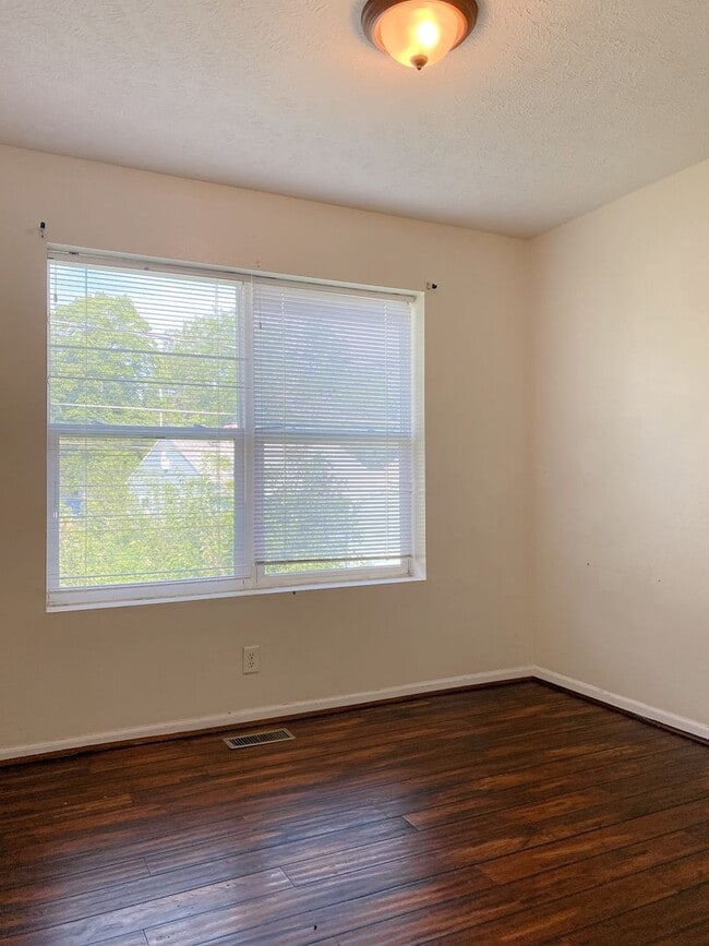 Building Photo - Stunning 5 bedroom, 2 bathroom house!