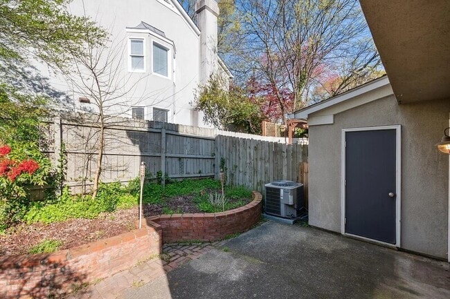 Building Photo - 401 Defoors Landing NW