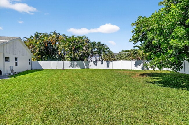 Building Photo - 1599 NW 14th Ave