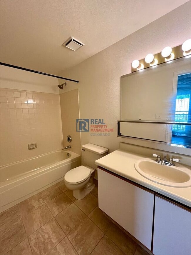 Building Photo - 2229 Villa Rosa Dr