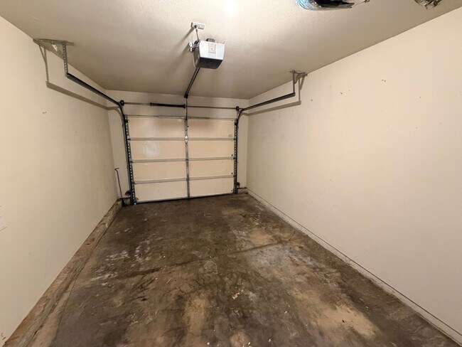 Building Photo - *Half-Off 1st Month's Rent!* Large Three Bedroom Duplex in Keizer