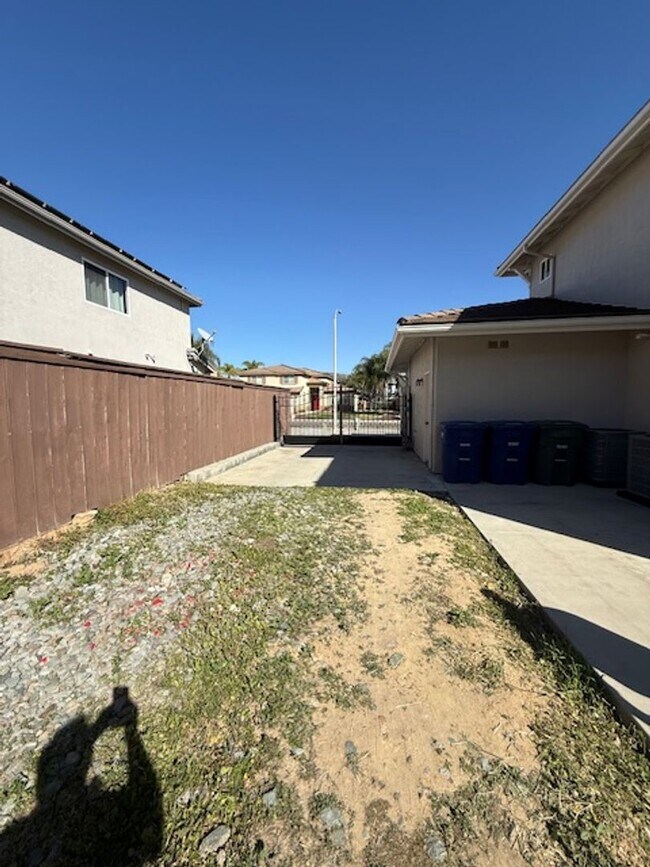 Building Photo - Very Nice 4 bedroom, 3 full bath home in much desired Lakeside neighborhood.