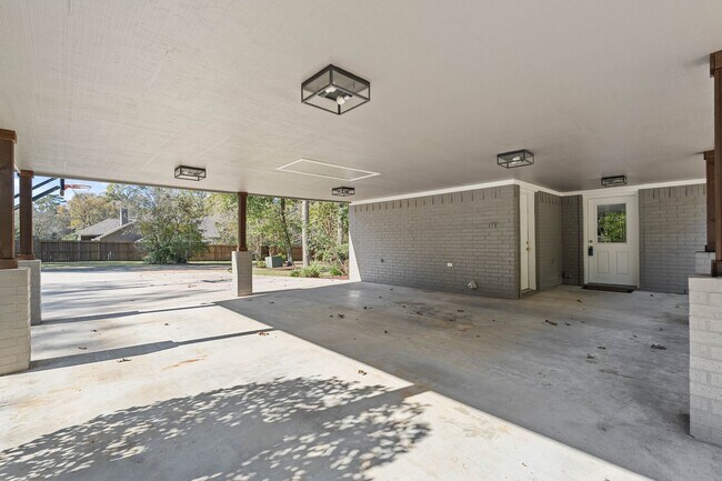 Building Photo - 11085 Jake Pearson Rd