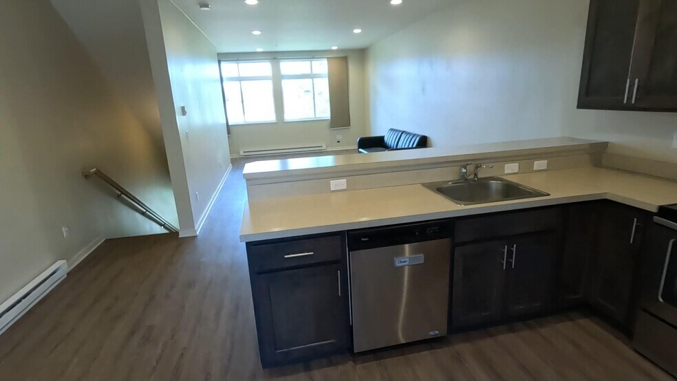 Building Photo - 300 Van Tuyl Cir, Unit C
