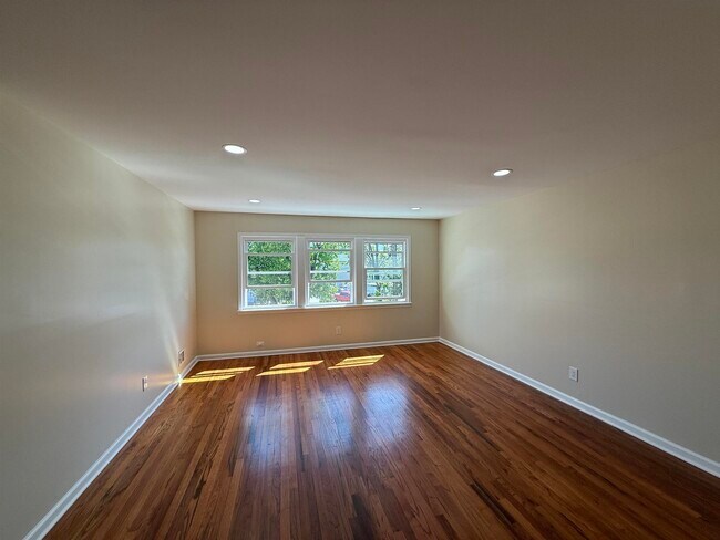 Building Photo - 42 Briarwood Rd