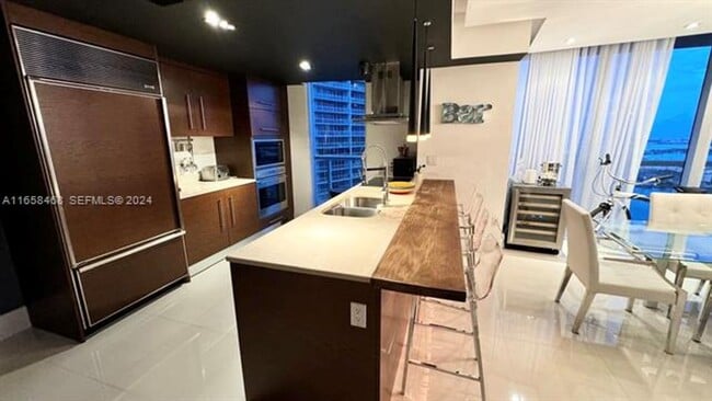 Building Photo - 495 Brickell Ave