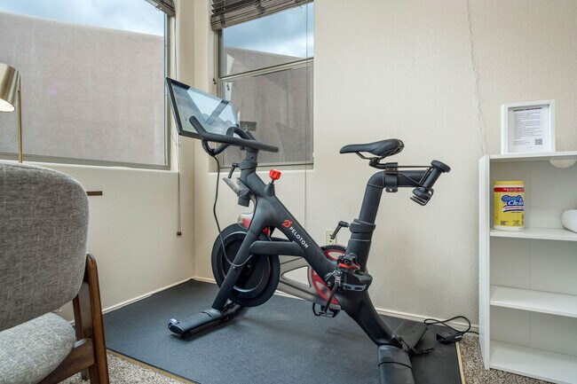 Building Photo - 2711 Sunrise Point Rd