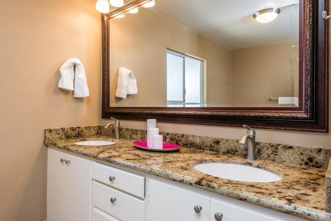 Building Photo - Stylish 3-Bed + Office Retreat with Sweepi...