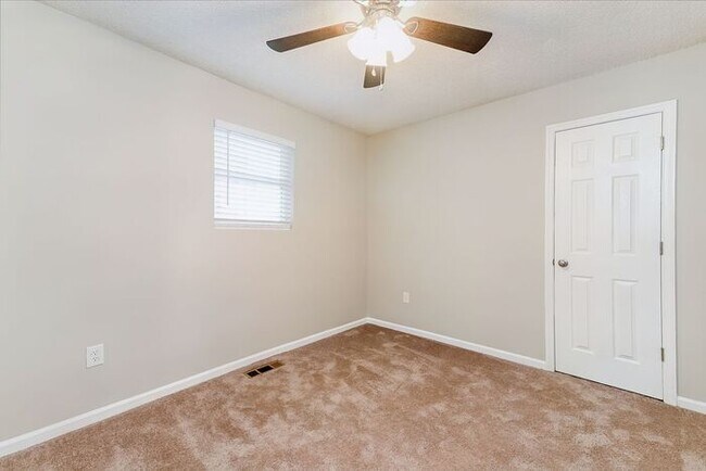 Building Photo - 2 bedroom / 1.5 Townhome in West Ashley