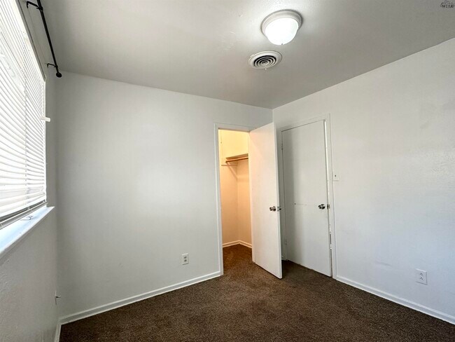Building Photo - 921 Van Horn St