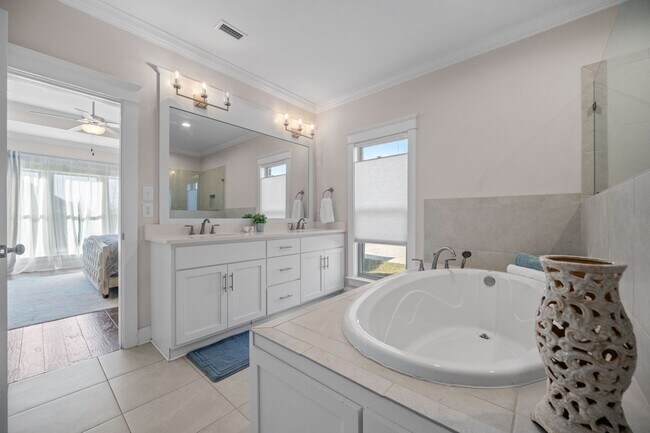 Building Photo - 5/3.5 TRULAND BUILT BEAUTY!