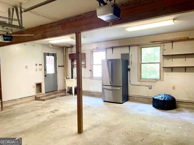 Building Photo - 160 Farm Ln