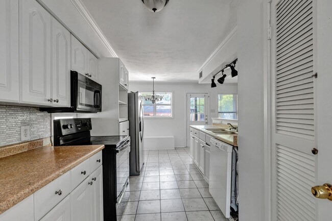 Building Photo - 6609 Walnut Hill Ln