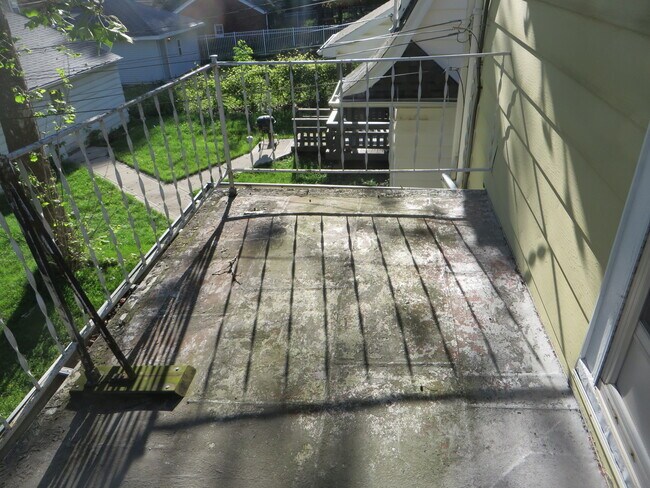 Building Photo - 826 Nuttman Ave