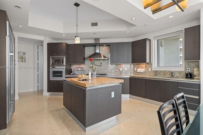 Building Photo - 16047 Collins Ave