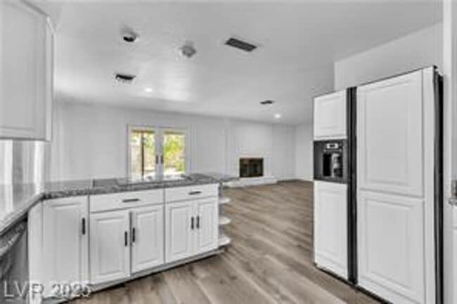 Building Photo - Spacious Single Story Home Near Sahara/Eas...
