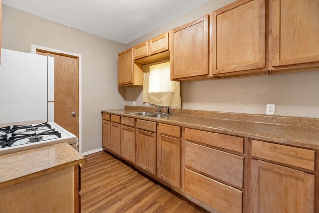 Building Photo - Charming 2 Bed 1 Bath - 2 weeks FREE!