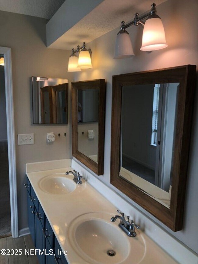Building Photo - 12887 Dunns View Dr